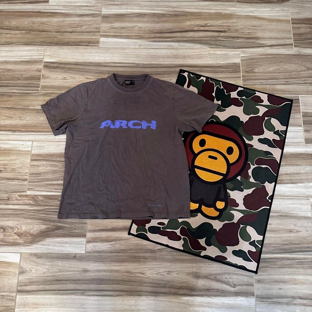 Roaringwild Worldwide ‘Arch’ Spellout graphic t shirt